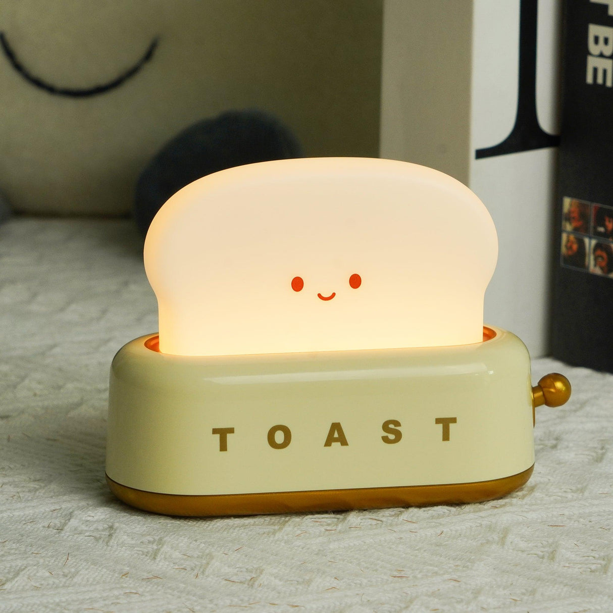 Toaster lamp base showing the USB charging port