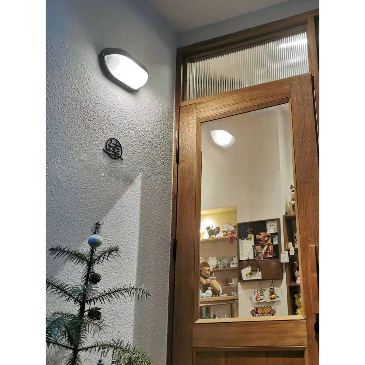 Cast aluminium bulkhead outdoor wall lamp close detail view 32