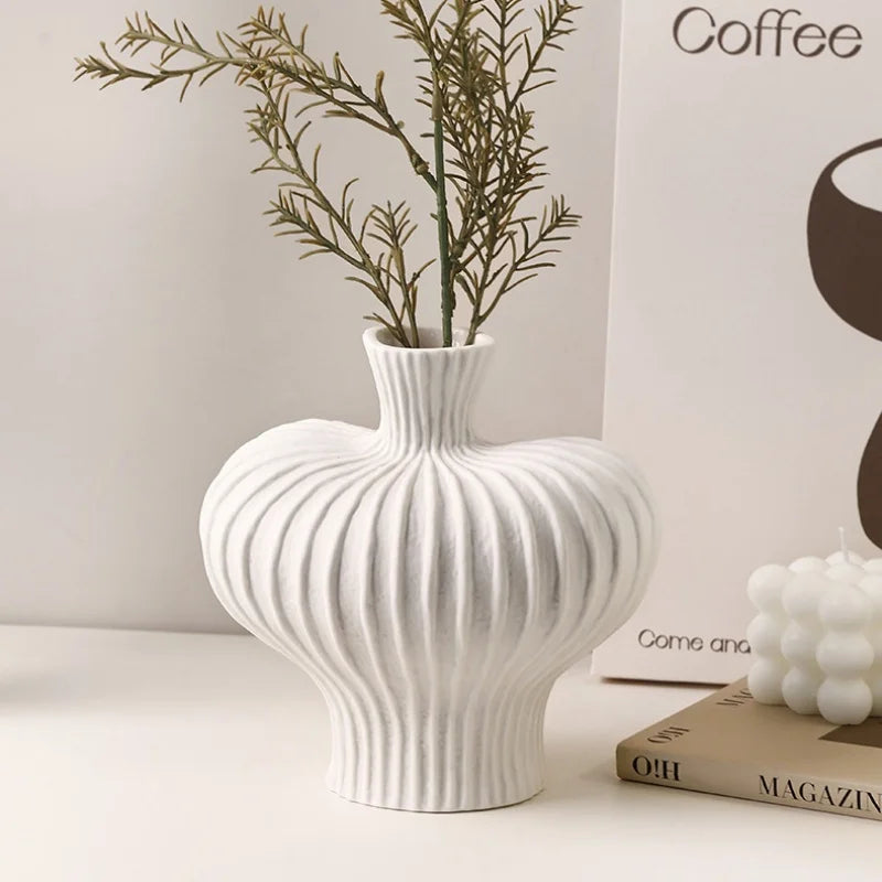 Modern Minimalist Water-Holding Plastic Vase for Tabletop Decor