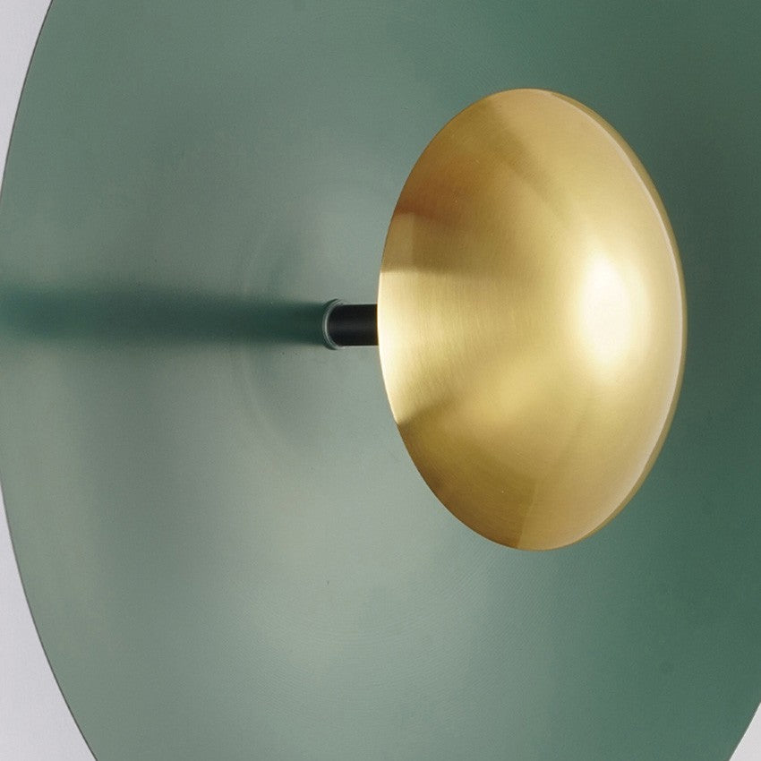 Close view of the gold dish behind the centre ball